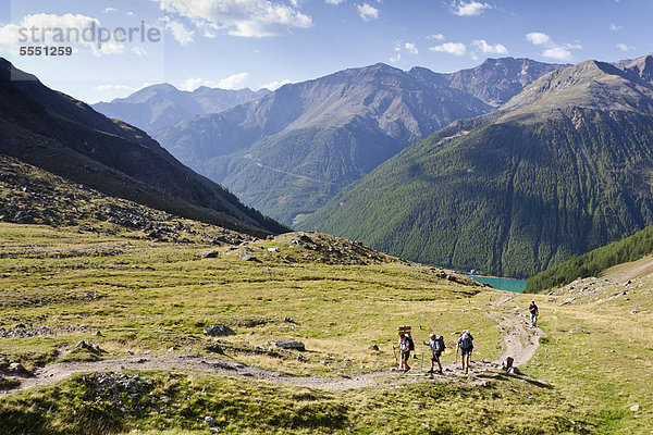 Wanderer beim Aufstieg zur Similaunhütte im Schnalstal durch das Tisental  unten der Vernagt Stausee  Südtirol  Italien  Europa