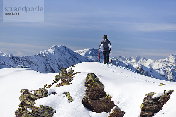 Wanderin im Schnee auf der Röthenspitz oberhalb vom Penser Joch  Sarntal  Südtirol  Italien  Europa
