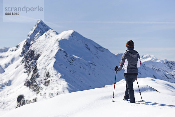 Wanderin im Schnee auf der Röthenspitz oberhalb vom Penser Joch  hinten der Gipfel vom Penser Weißhorn  Sarntal  Südtirol  Italien  Europa