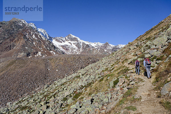 Wanderer beim Aufstieg zur hinteren Eggenspitz im Ultental oberhalb vom Weißbrunnsee  hinten die Weißbrunnspitze  links der Gipfel der hinteren Eggenspitze  Südtirol  Italien  Europa