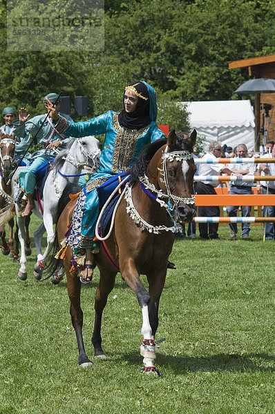 Mitglieder der Royal Cavalry of Oman auf der Pferd International München mit Showprogramm demonstrieren die traditionelle omanische Reitweise  München  Bayern  Deutschland  Europa