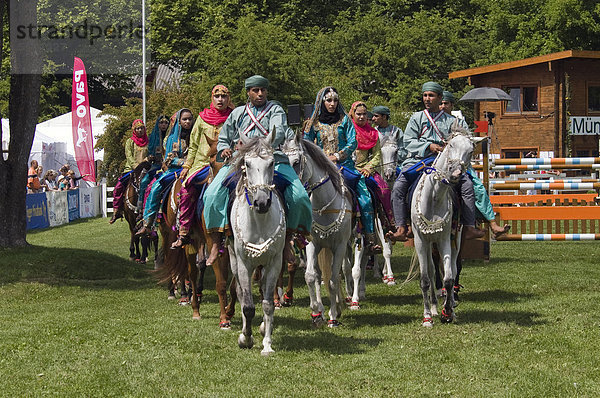 Reiterinnen und Reiter der Royal Cavalry of Oman in leuchtenden Uniformen bei einer Showveranstaltung auf der Pferd International München  München  Bayern  Deutschland  Europa