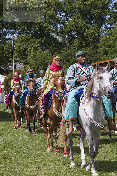 Reiterinnen und Reiter der Royal Cavalry of Oman in leuchtenden Uniformen bei einer Showveranstaltung auf der Pferd International München  München  Bayern  Deutschland  Europa