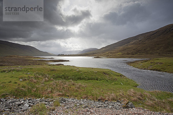 Blick nach Osten entlang des Loch Cluanie vom der Stelle aus  wo der Fluss Cluanie in den See fließt  Blick auf das Schottischen Hochland  Schottland  Großbritannien  Europa