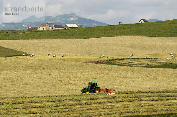 Bauer mit seinem Traktor beim Heumachen  CÈzallier  Auvergne  Frankreich  Europa
