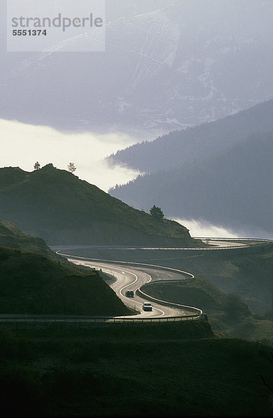 Kurvenreiche Bergstraße  Pyrenäen  Frankreich  Europa