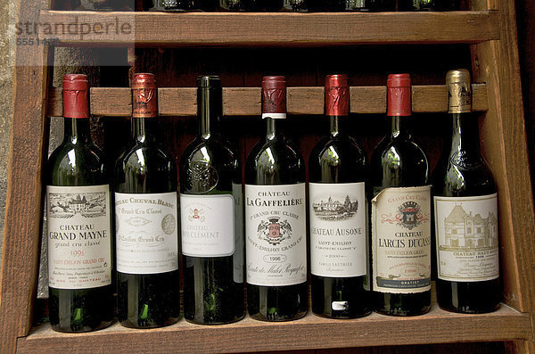 Flaschen edlen Weins  Grand cru  Weingut von Saint-Emilion  Gironde  Frankreich  Europa