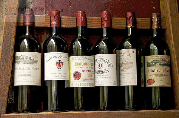 Flaschen edlen Weins  Grand cru  Weingut von Saint-Emilion  Gironde  Frankreich  Europa
