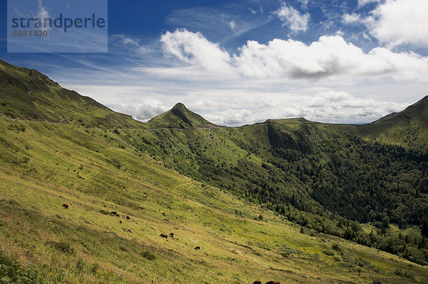 Blick vom Pass des Puy Mary  DÈpartement Cantal  Auvergne  Frankreich  Europa