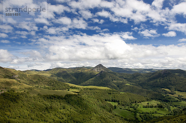 Berge Puy Griou und Monts du Cantal  DÈpartement Cantal  Auvergne  Frankreich  Europa