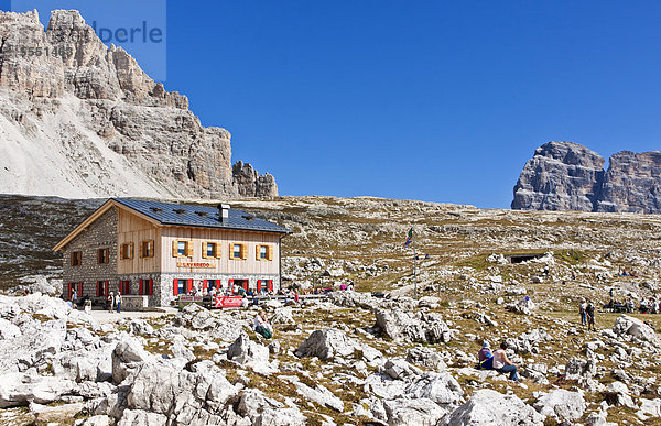 Lavaredo-Hütte  Rifugio Lavaredo  Tre Cime di Lavaredo  Drei-Zinnen-Wanderweg  Dolomiten  Italien  Europa
