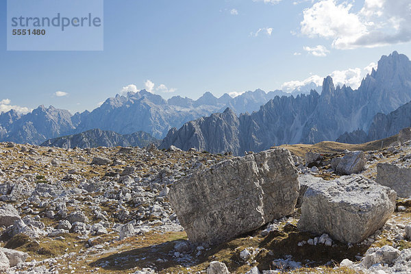 Aussicht vom Drei-Zinnen-Wanderweg  Dolomiten  Italien  Europa