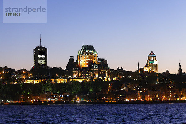 Skyline von Quebec City in der Abenddämmerung  Sankt-Lorenz-Strom  Quebec City  UNESCO Weltkulturerbe  Quebec  Kanada