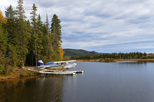 Wasserflugzeug an See bei Sept-Ile  Duplessis Region  Quebec  Kanada