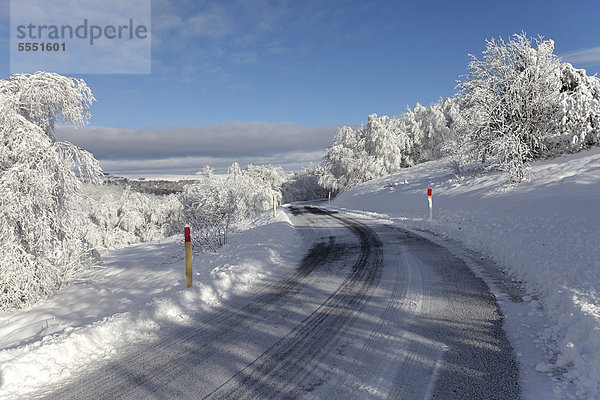 Supeyres-Pass im Winter  Naturpark Livradois-Forez  Puy de Dome  Auvergne  Frankreich  Europa
