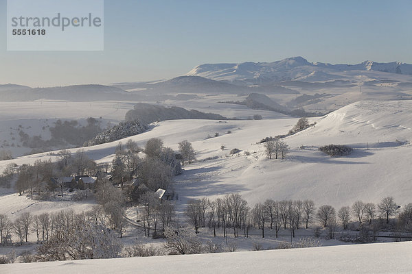 Dorf in der Nähe von La Godivelle  CÈzallier-Plateau  Monts Dore  Parc Naturel Regional des Volcans d'Auvergne  Regionalpark Volcans d'Auvergne  Puy de Dome  Auvergne  Frankreich  Europa