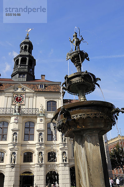 Luna-Brunnen vor dem Rathaus  Lüneburg  Niedersachsen  Deutschland  Europa