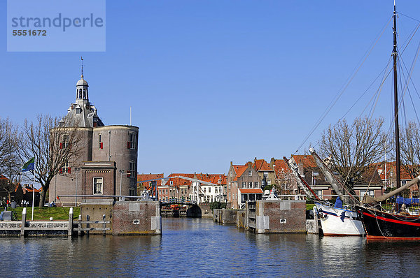 Verteidigungsturm Dromedaris und Schiff im Hafen  Enkhuizen  Nordholland  Holland  Niederlande  Europa