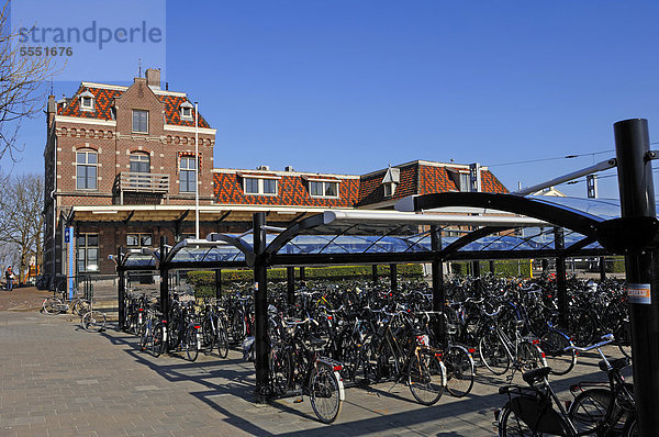 Fahrräder am Bahnhof in Enkhuizen  Nordholland  Holland  Niederlande  Europa