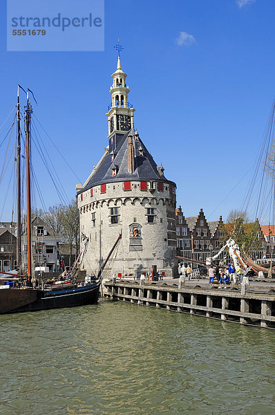 Turm Hoofdtoren und Schiffe im Hafen  Hoorn  Nordholland  Holland  Niederlande  Europa