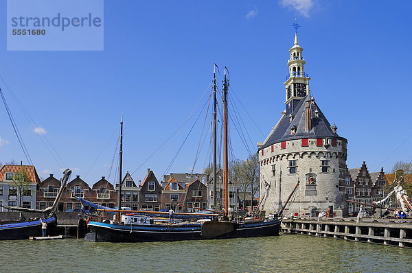 Turm Hoofdtoren und Schiffe im Hafen  Hoorn  Nordholland  Holland  Niederlande  Europa