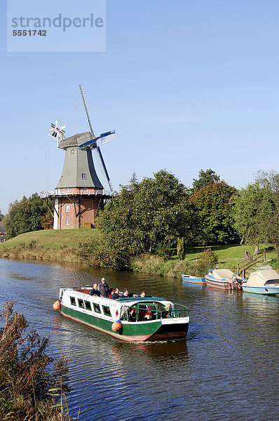 Ausflugsboot und Windmühle  eine der Greetsieler Zwillingsmühlen in Greetsiel  Ostfriesland  Niedersachsen  Deutschland  Europa