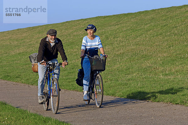 Fahrradfahrer  Radfahrer auf Radweg  Ostfriesland  Niedersachsen  Deutschland  Europa