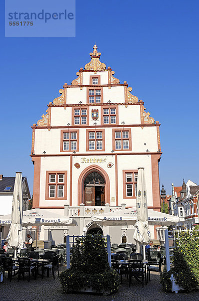 Altes Rathaus und Straßencafe in Bad Salzuflen  Nordrhein-Westfalen  Deutschland  Europa