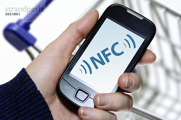 Hand mit Smartphone  NFC  Near Field Communication