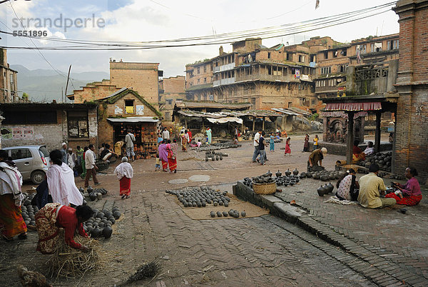 Töpferwaren auf historischer Straße  Bhaktapur  Kathmandu-Tal  Nepal  Asien