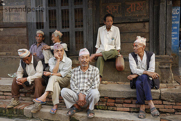Sitzende Männer  Bhaktapur  Kathmandu-Tal  Nepal  Asien