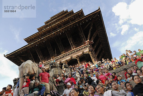 Menschen beobachten Prozession  Stufen der Nyatapola-Pagode  Taumadhi-Platz  Bhaktapur  Kathmandu-Tal  Nepal  Asien