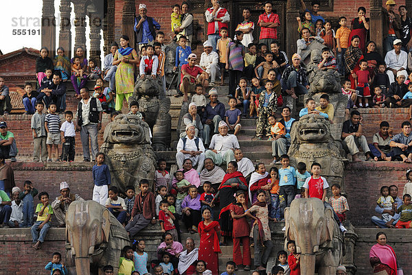 Menschen beobachten Prozession  Stufen der Nyatapola-Pagode  Taumadhi-Platz  Bhaktapur  Kathmandu-Tal  Nepal  Asien