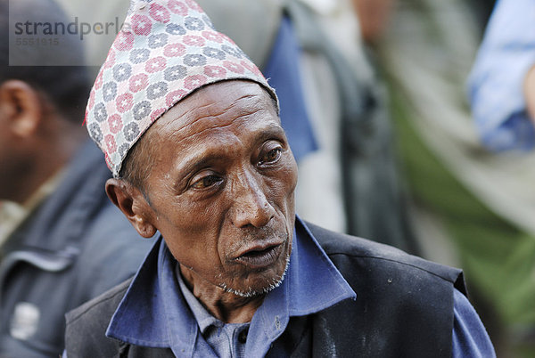 Mann mit traditioneller Kopfbedeckung  Taumadhi-Platz  Bhaktapur  Kathmandu-Tal  Nepal  Asien