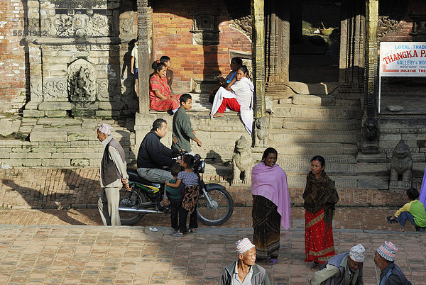 Menschen auf dem Taumadhi-Platz  Bhaktapur  Kathmandu-Tal  Nepal  Asien