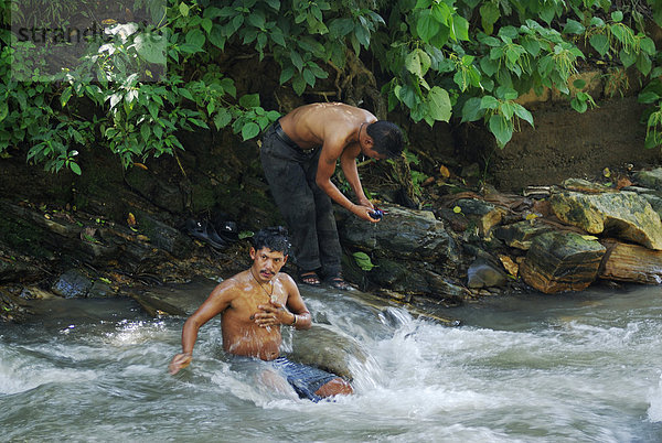 Badende Männer im heiligen Bagmati Fluss  Pashupatinath  Kathmandu  Nepal  Asien