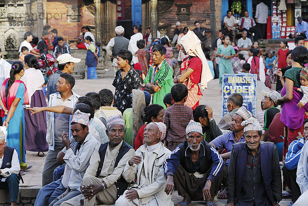 Männer  Frauen und Kinder  Taumadhi-Platz  Bhaktapur  Kathmandu-Tal  Nepal  Asien
