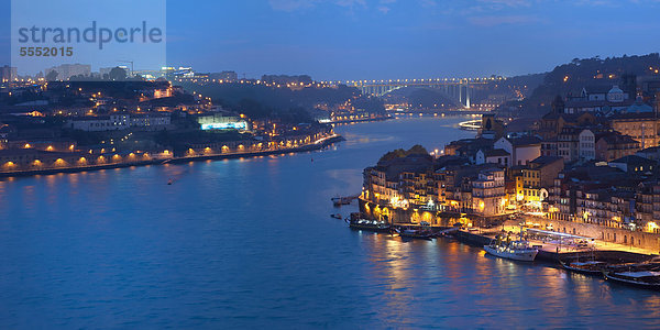 Fluss Douro in der Abenddämmerung  Porto  UNESCO-Weltkulturerbe  Portugal  Europa