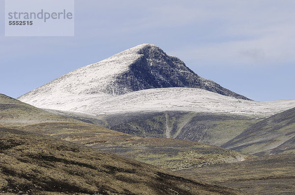 Gipfel des Hogronden  mit Schnee bedeckt  Rondane Nationalpark  Norwegen  Europa