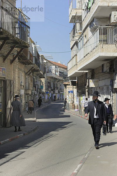 Straßenszene mit orthodoxen Juden im Stadtviertel Me'a Sche'arim oder Mea Shearim mit typischen Wohnhäusern  Jerusalem  Israel  Vorderasien