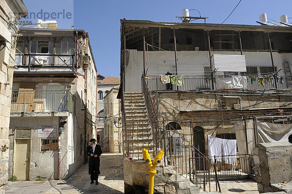 Ultraorthodoxer Jude im Stadtviertel Me'a Sche'arim oder Mea Shearim mit typischen Wohnhäusern  Jerusalem  Israel  Vorderasien