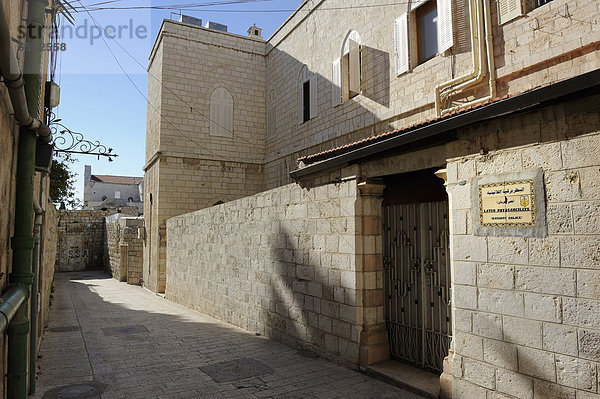 Gasse vor dem Lateinischen Patriarchat von Jerusalem  mit Straßennamen  christliches Viertel  Altstadt von Jerusalem  Israel  Vorderasien