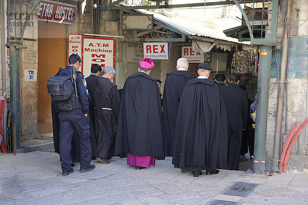 Patriarchat wird auch von Soldaten eskortiert bei dem sonntäglichen Gang vom Lateinischen Patriarchat durch eine Basargasse zur Grabeskirche in der Altstadt von Jerusalem  Israel  Vorderasien