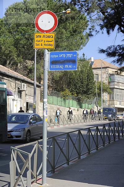 Straßennamensschild mit überspraytem arabischen Namen  hinten orthodoxe Juden  Jerusalem  Israel  Vorderasien