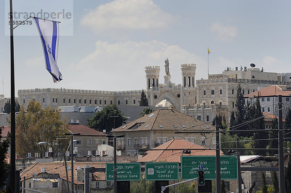 Kontrast  Päpstliches Institut Notre Dame von Jerusalem in der Nähe des christlichen Viertels in der Altstadt und israelische Fahne im Vordergrund  Jerusalem  Israel  Vorderasien  Naher Osten