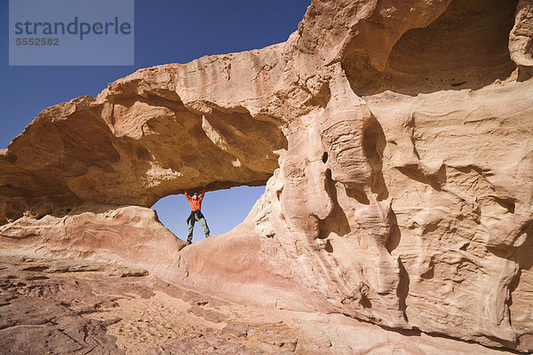 Mensch in Felsentor  Wadi Rum Wüste  Jordanien  Vorderasien