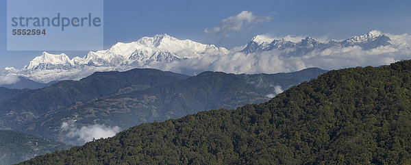 Blick von Westbengalen  Indien auf den Kangchendzönga Kanchenjunga an der Grenze von Sikkim und Nepal  Asien