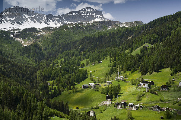 Landschaft mit Bergdorf unterhalb der Berggipfel der Dolomiten  Italien  Europa
