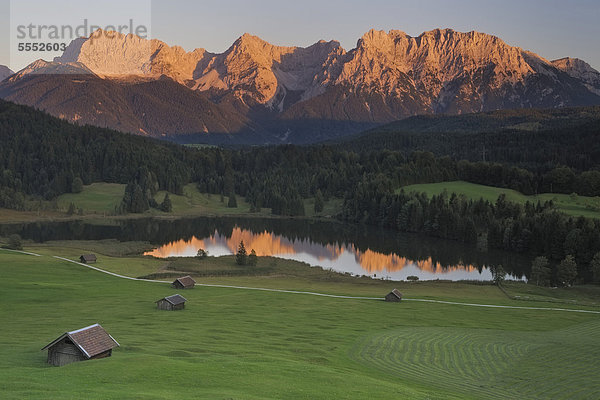 Geroldsee im Abendrot  Mittenwald  Karwendel  Alpen  Bayern  Deutschland  Europa