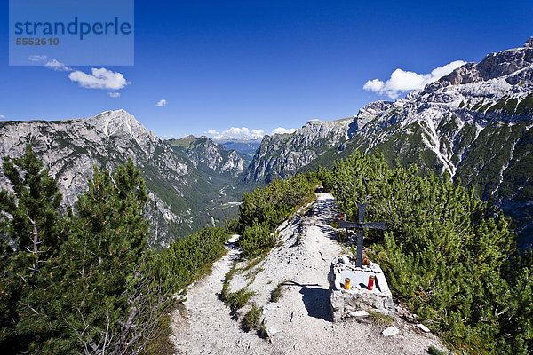 Aussicht beim Aufstieg zum Monte Piano  Klettersteig im Hochpustertal  hinten das Höhlensteintal  Dolomiten  Südtirol  Italien  Europa